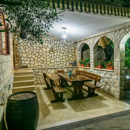 Family-friendly With Swimming Pool Okrug Gornji, Ciovo - 18827 特罗吉尔